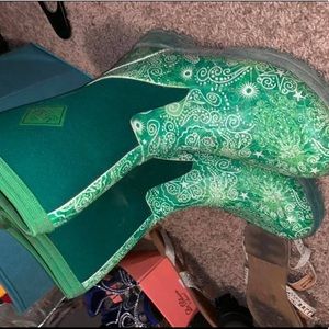 MUCK BOOTS NEEDS CLEANING